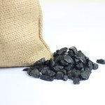 رقائق سوداء مهشمة